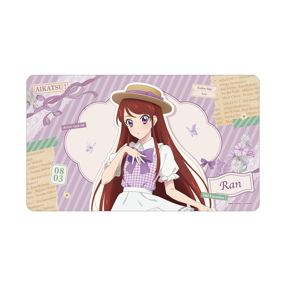 『アイカツ! 10th STORY ~未来へのSTARWAY~』描き下ろし 紫吹 蘭 カントリーワンピースver. マルチデスクマット