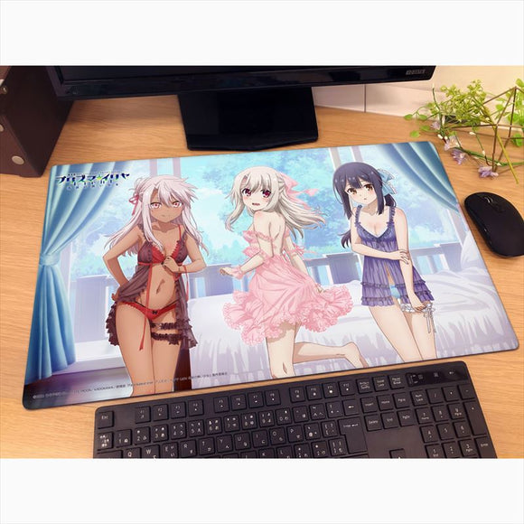 『Fate/kaleid liner プリズマ☆イリヤ Licht 名前の無い少女』描き下ろしラバーマット (イリヤ&美遊&クロエ/ルームウェア)